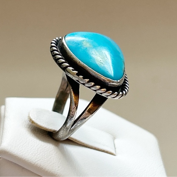 Vintage Southwestern Turquoise Sterling Silver Ring - Picture 6 of 11